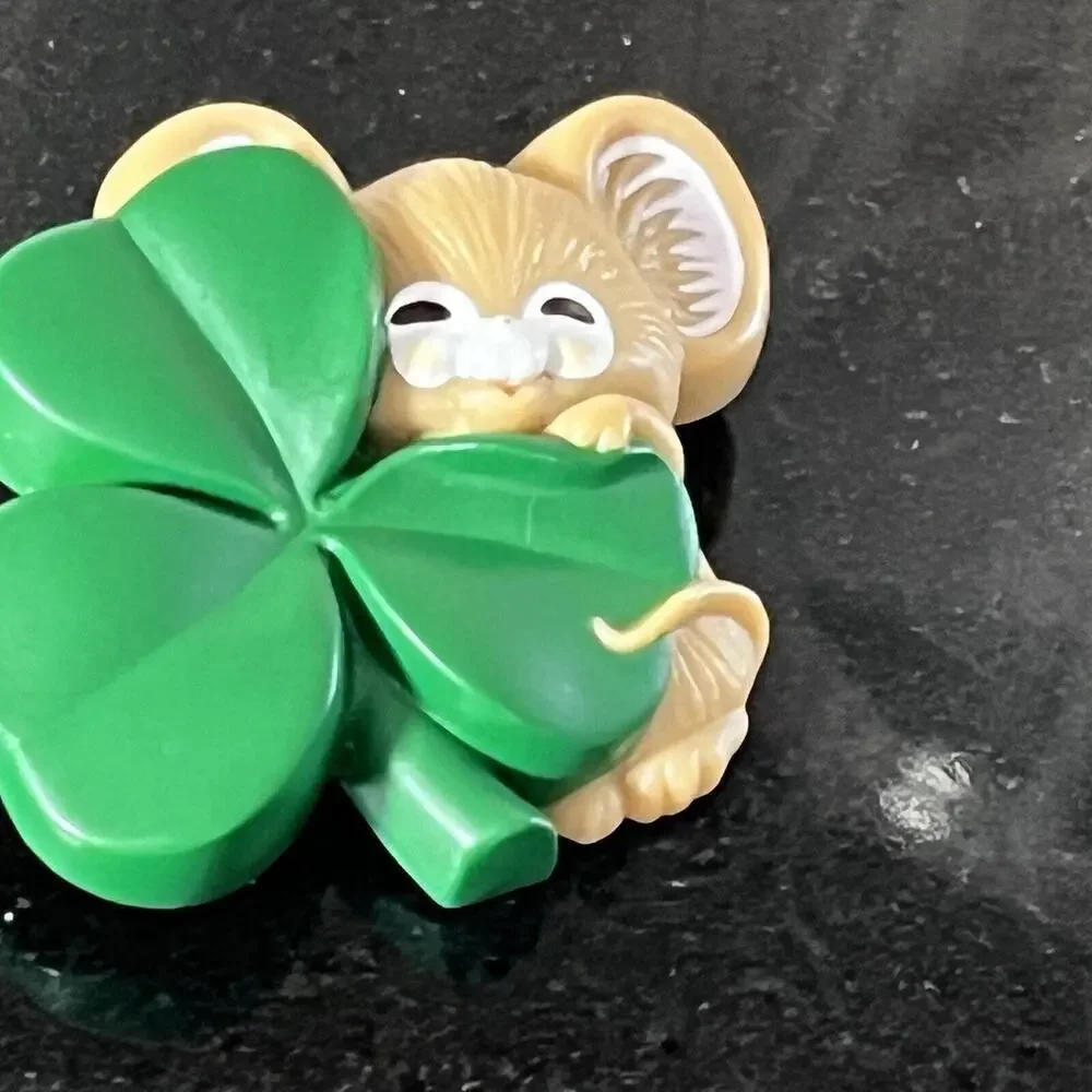Vintage 1983 Hallmark Mouse & Green Shamrock Lapel Pin Brooch - Picture 6 of 9